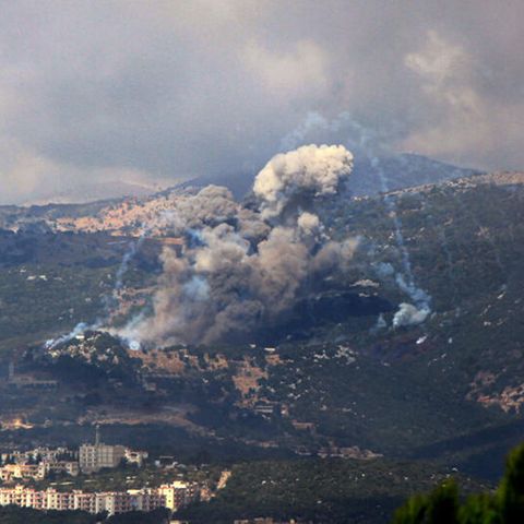 Rauch von israelischen Luftangriffen steigt von einer vermuteten Hisbollah-Stellung im Süden Libanons auf