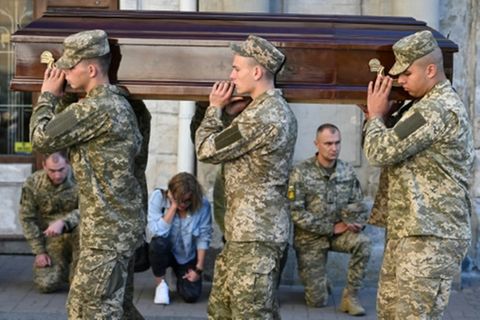 Ukrainische Soldaten mit dem Sarg eines Kameraden in Lwiw