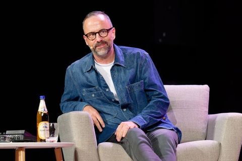 Kurt Krömer bei der Aufzeichnung der 100. Folge seines Podcasts "Feelings" in Köln in der Volksbühne am Rudolfplatz