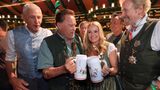 Der Terminator auf den Wiesn: Siegfried Able, Wiesnwirt (l.-r.), Arnold Schwarzenegger, Schauspieler, Schwarzeneggers Partnerin Heather Milligan und Thomas Gottschalk feiern zusammen im Festzelt