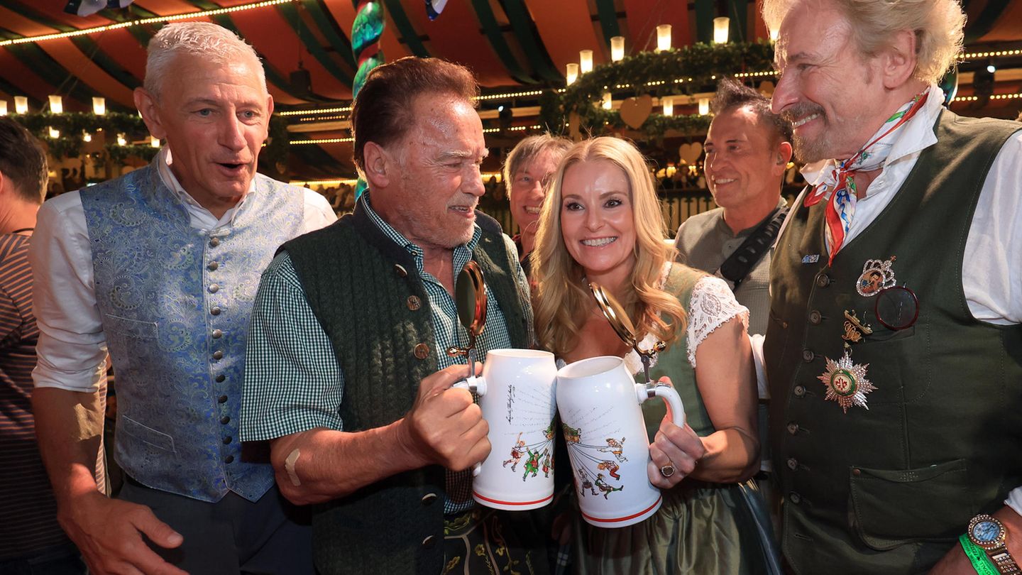 Der Terminator auf den Wiesn: Siegfried Able, Wiesnwirt (l.-r.), Arnold Schwarzenegger, Schauspieler, Schwarzeneggers Partnerin Heather Milligan und Thomas Gottschalk feiern zusammen im Festzelt