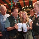Der Terminator auf den Wiesn: Siegfried Able, Wiesnwirt (l.-r.), Arnold Schwarzenegger, Schauspieler, Schwarzeneggers Partnerin Heather Milligan und Thomas Gottschalk feiern zusammen im Festzelt