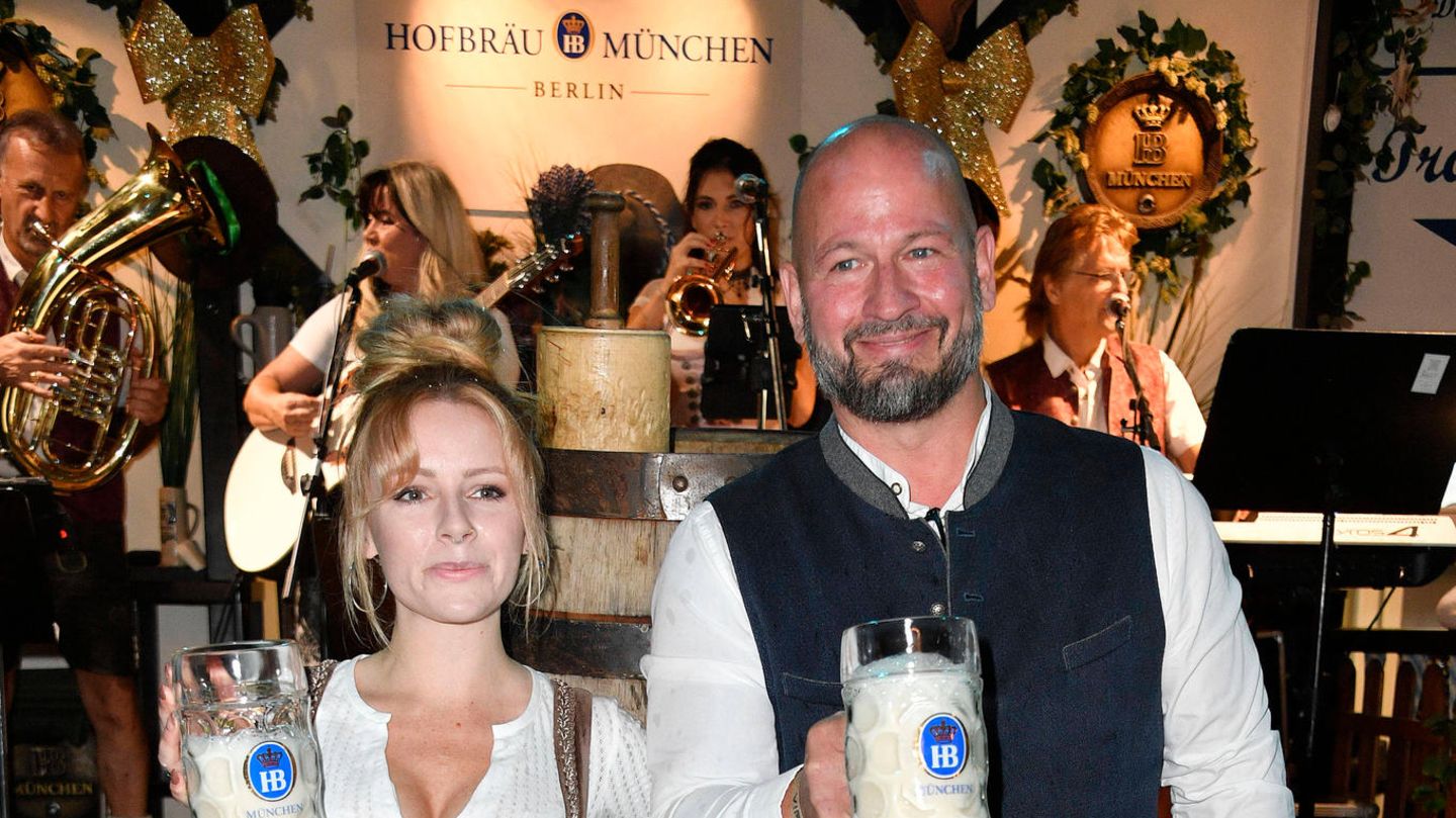 Auch Influencerin Denise Schwitalle und Hofbräu-Chef Björn Schwarz geben sich die Ehre beim Wiesn-Anstich