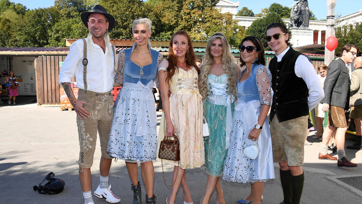 Reality-TV-Stars Georgina Fleur, Verena Kerth und Claudia Obert mit Freund Max Suhr lassen sich mit Freunden bei der Eröffnung vom Oktoberfest 2024 am Schottenhamel-Festzelt ablichten