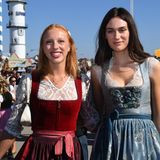 Model Anna Ermakova (l.), Tochter von Boris Becker, und Schauspielerin Gloria-Sophie Burkandt, Tochter von Markus Söder, hatten sichtlich Spaß am ersten Tag des Volksfestes