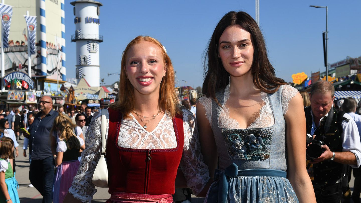 Model Anna Ermakova (l.), Tochter von Boris Becker, und Schauspielerin Gloria-Sophie Burkandt, Tochter von Markus Söder, hatten sichtlich Spaß am ersten Tag des Volksfestes