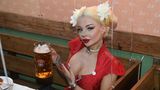 Rap trifft Volkslieder: Die deutsche Musikerin Katja Krasavice testet das Münchner Bier auf dem Oktoberfest