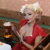 Rap trifft Volkslieder: Die deutsche Musikerin Katja Krasavice testet das Münchner Bier auf dem Oktoberfest