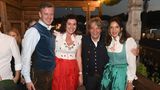 Ein bisschen Politik darf natürlich auch nicht fehlen auf dem Oktoberfest: Das Politiker-Paar Dorothee und Oliver Bär feiert gemeinsam mit Wiesnwirt Michael Käfer und seiner Frau Clarissa auf dem Balkon des Käferzelts auf der Theresienwiese