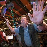 Ein wahrer Terminator schreckt vor nichts zurück – nicht mal vor dem Taktstock. Arnold Schwarzenegger wurde beim Oktoberfest spontan zum Dirigenten