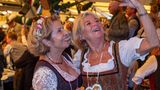 Entsteht hier eine Erinnerung für die Ewigkeit? Die Schauspielerinnen Michaela May (l.) und Jutta Speidel feiern in der Festhalle Schottenhamel