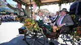 Uschi Glas und ihr Mann Dieter Hermann fahren mit einer Kutsche beim Einzug der Wiesnwirte über die Theresienwiese