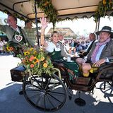 Uschi Glas und ihr Mann Dieter Hermann fahren mit einer Kutsche beim Einzug der Wiesnwirte über die Theresienwiese
