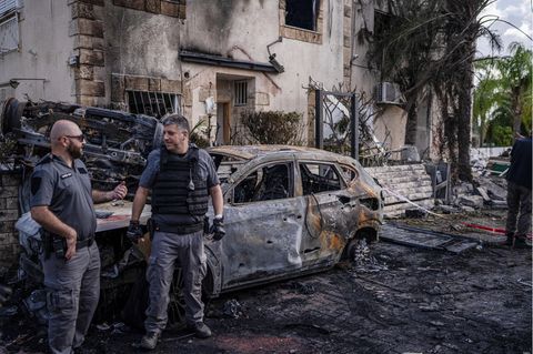 Sicherheitskräfte untersuchen in der Stadt nordöstlich von Haifa ein beschädigtes Fahrzeug