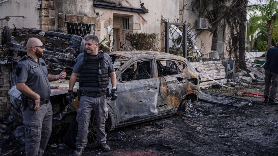 Sicherheitskräfte untersuchen in der Stadt nordöstlich von Haifa ein beschädigtes Fahrzeug