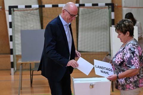 Dietmar Woidke bei der Stimmabgabe