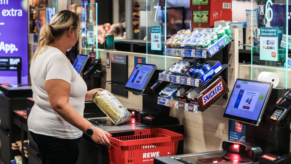 Selbstbedienungskassen im Check: Wie viel schneller sind sie wirklich?