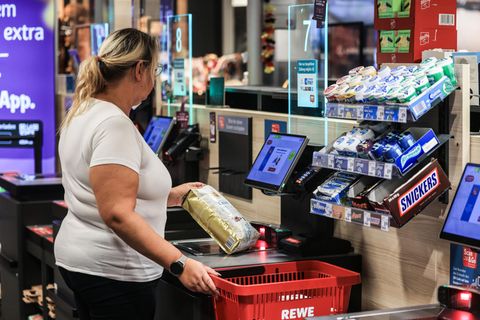 Selbstbedienungskassen im Check: Wie viel schneller sind sie wirklich?
