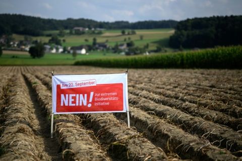Wahlbanner gegen die Biodiversitätsinitiative