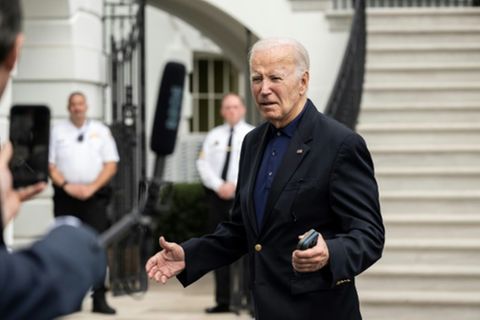 Biden spricht zu Journalisten