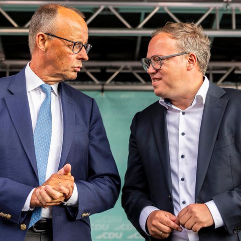 Der eine warnt vor dem BSW, der andere will mit dem Partei regieren: Der CDU-Vorsitzende Friedrich Merz und Landeschef Mario Voigt (rechts) bei einem Wahlkampfauftritt im August.  