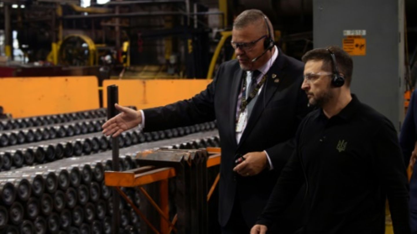 Zelenskyy visits ammunition factory to kick off potentially decisive US visit