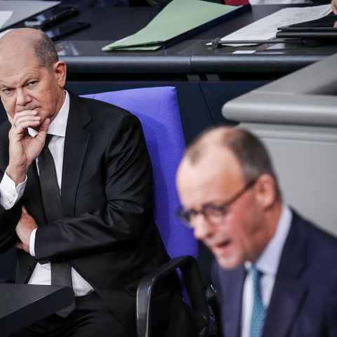 Olaf Scholz und Friedrich Merz im Bundestag