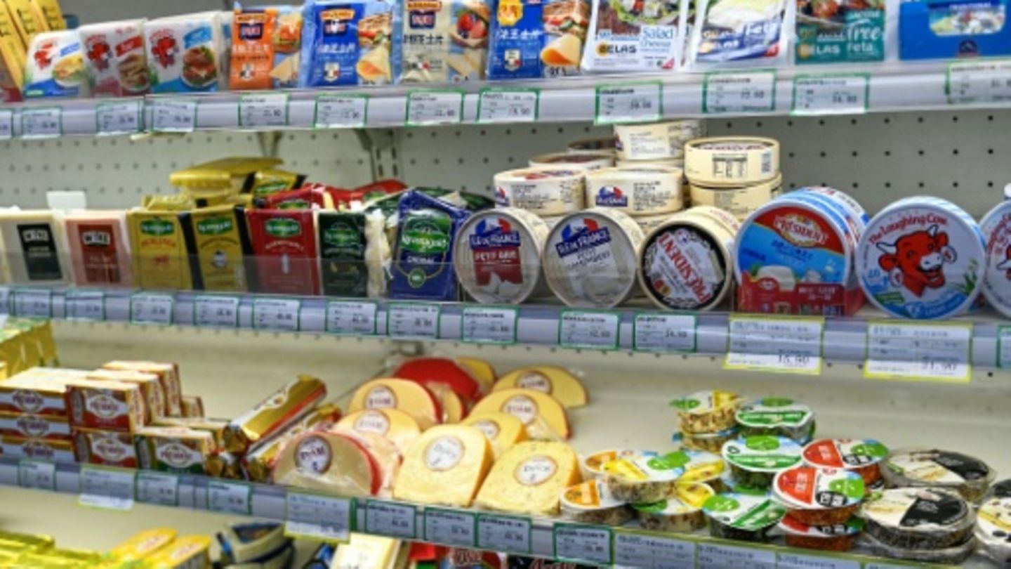 Kühlregal mit Käse aus Europa in Peking