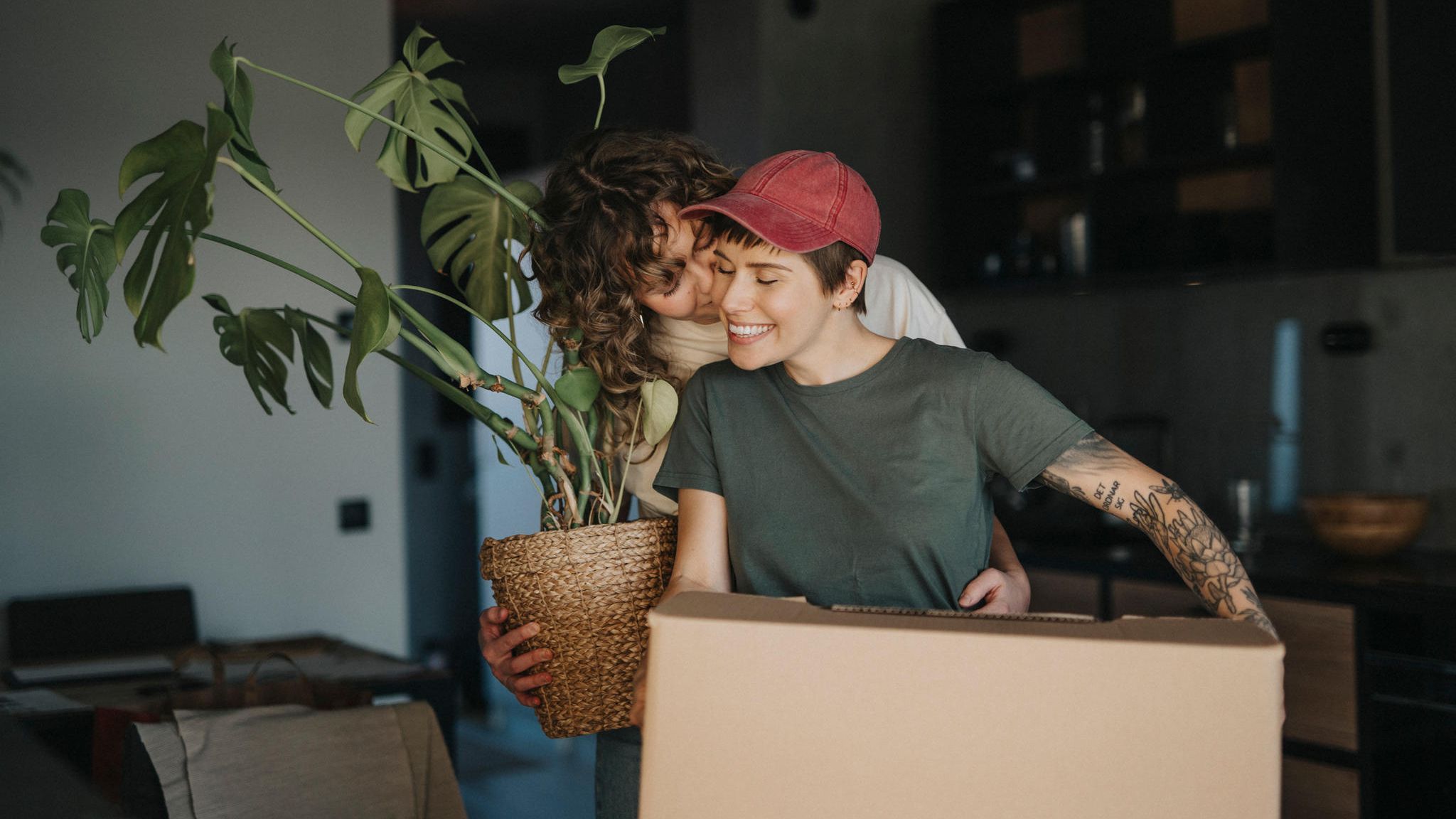 Ein lesbisches Paar zieht in eine Wohnung ein