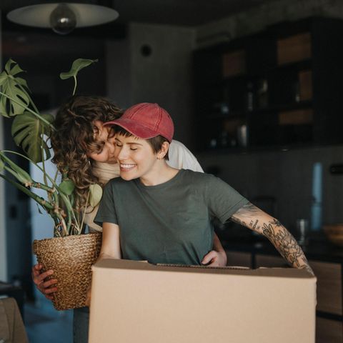 Ein lesbisches Paar zieht in eine Wohnung ein