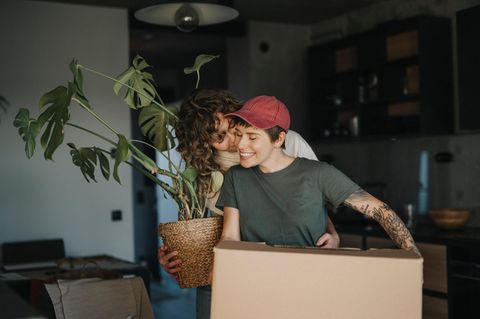 Ein lesbisches Paar zieht in eine Wohnung ein