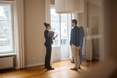 Eine Maklerin spricht mit Wohnungsbewerbern. Ob sie wohl Chancen haben?