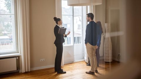 Eine Maklerin spricht mit Wohnungsbewerbern. Ob sie wohl Chancen haben?