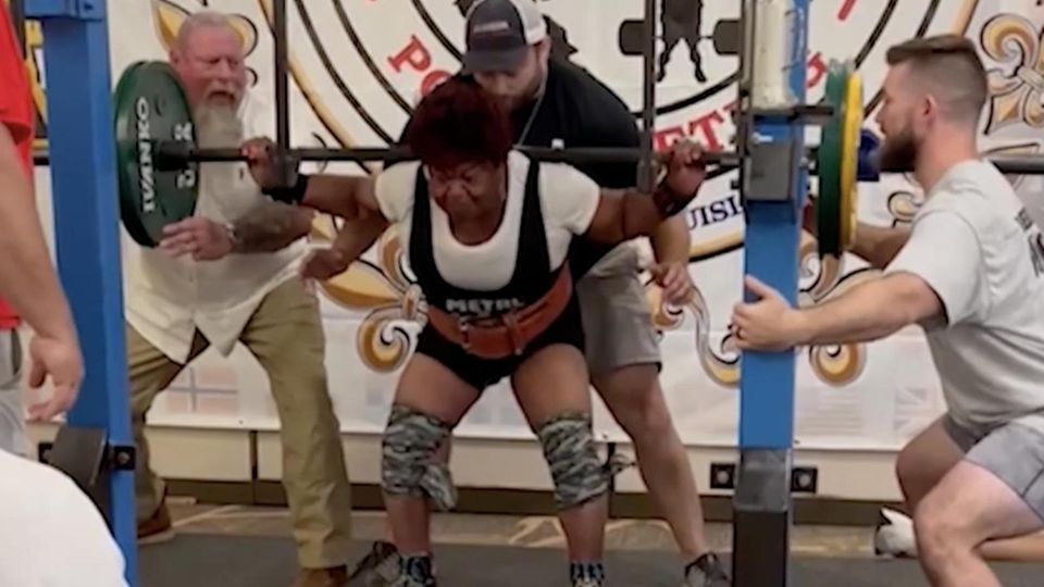 Von Sport hielt Nora Langdon lange nichts. Doch als die damals 65-Jährige in Rente geht, hat sie Probleme beim Treppensteigen und entschließt sich, mit Krafttraining zu beginnen. 