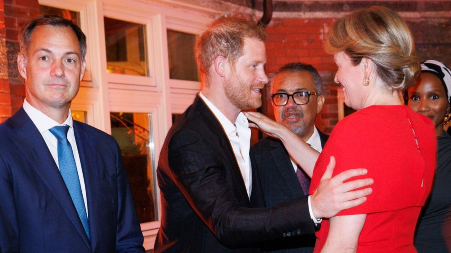 Prins Harry verwelkomt de Belgische koningin Mathilde tijdens een WHO-diner in New York.