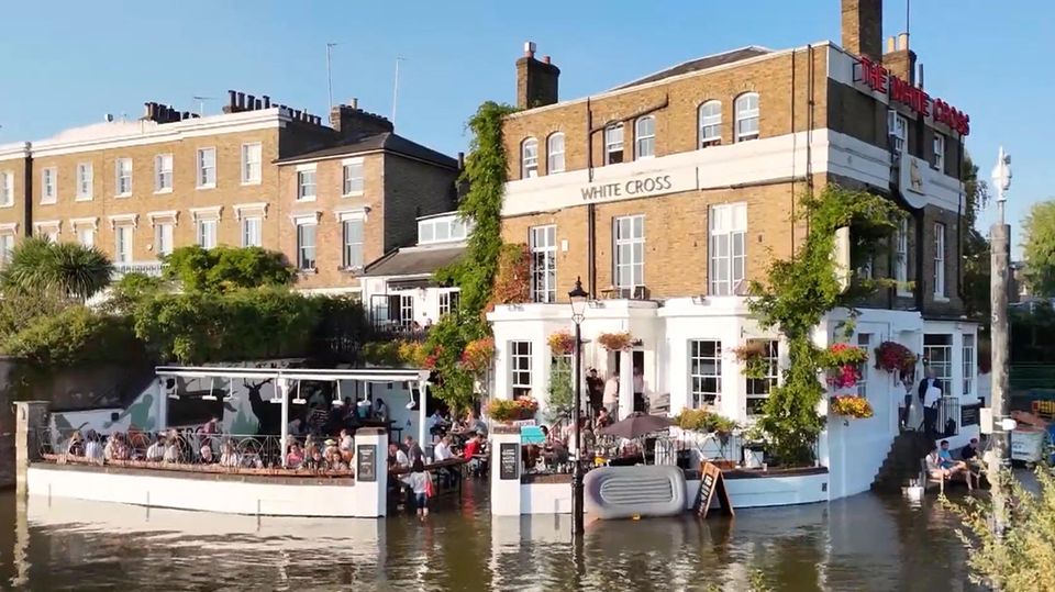 Im englischen Pub "White Cross" in der Hauptstadt London gibt es regelmäßige Überschwemmungen durch den Fluss Themse. Die Engländer machen die Not zur Tugend.