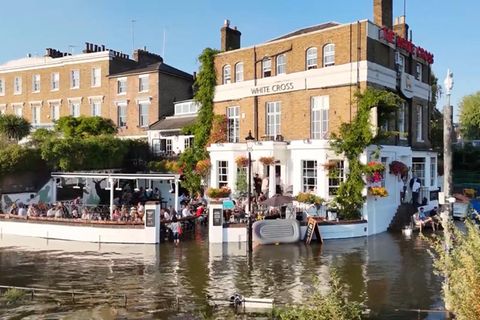 Im englischen Pub "White Cross" in der Hauptstadt London gibt es regelmäßige Überschwemmungen durch den Fluss Themse. Die Engländer machen die Not zur Tugend.