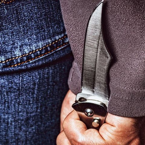 Buchkritik: "Mindestens zwei Mal wird mich mein Messer davor schützen, zum Krüppel zertrampelt zu werden. Es wird dafür sorgen, dass Zuhälter meinen Namen kennen. Türsteher werden mich zum ersten Mal sehen und sagen, sie hätten gedacht, ich sei größer", heißt es im Roman Als wir Schwäne waren von Behzad Karim Khani.  © depositphotos / Imago Images