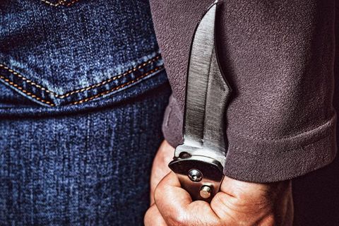 Buchkritik: "Mindestens zwei Mal wird mich mein Messer davor schützen, zum Krüppel zertrampelt zu werden. Es wird dafür sorgen, dass Zuhälter meinen Namen kennen. Türsteher werden mich zum ersten Mal sehen und sagen, sie hätten gedacht, ich sei größer", heißt es im Roman Als wir Schwäne waren von Behzad Karim Khani.  © depositphotos / Imago Images