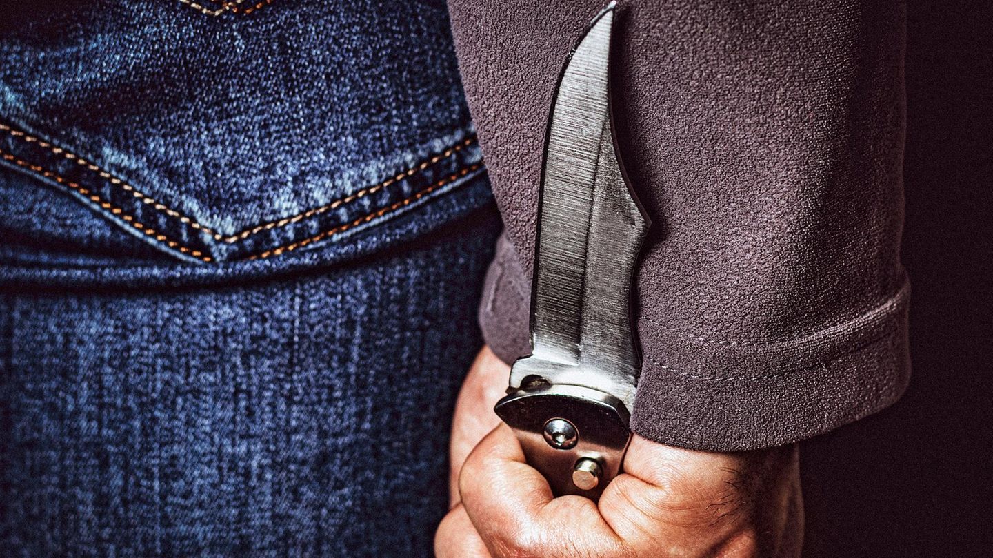 "Mindestens zwei Mal wird mich mein Messer davor schützen, zum Krüppel zertrampelt zu werden", heißt es im Roman "Als wir Schwäne" waren von Behzad Karim Khani
