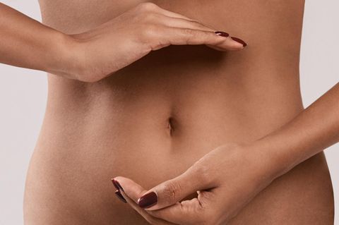 Immunsystem Zwei Hände über dem Bauch