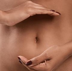 Immunsystem Zwei Hände über dem Bauch