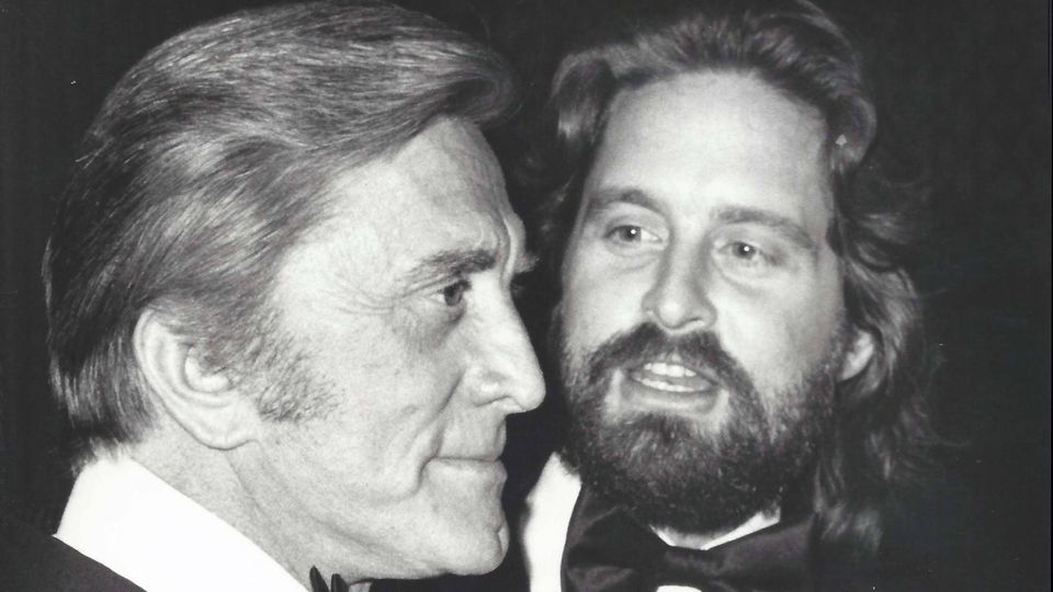 Kirk Douglas und Michael Douglas Michael Douglas schaut seinen Vater Kirk Douglas an