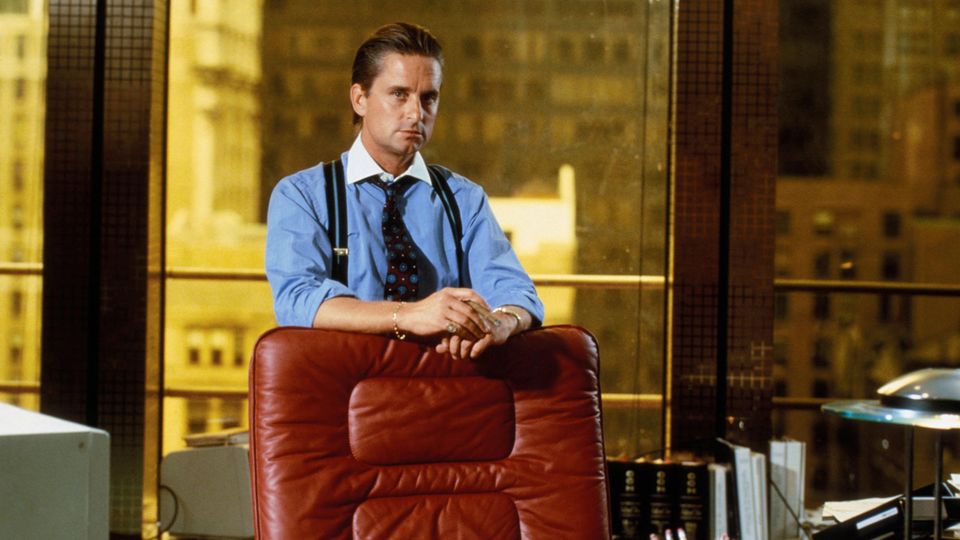 Michael Douglas in "Wall Street" Michael Douglas lehnt sich auf einen Lederstuhl