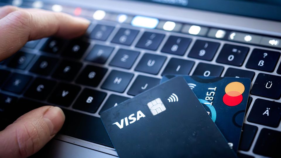 Mit dem sogenannten Click-to-Pay will der Kartenabieter Visa bis Ende des Jahres eine noch einfachere Art, online zu bezahlen, anbieten. Wie das funktioniert, sehen Sie im Video.