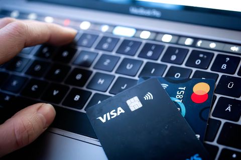 Mit dem sogenannten Click-to-Pay will der Kartenabieter Visa bis Ende des Jahres eine noch einfachere Art, online zu bezahlen, anbieten. Wie das funktioniert, sehen Sie im Video.