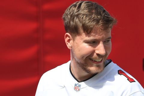 Youtuber MrBeast vor rotem Hintergrund