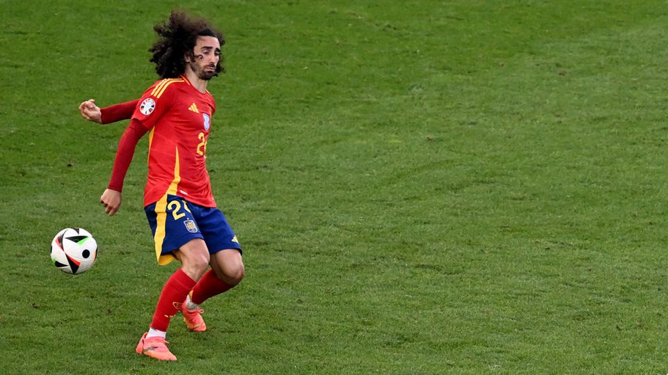 Momento logo após o contato: Marc Cucurella recebeu a bola claramente com a mão esquerda estendida