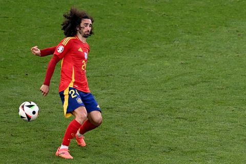 Der Moment kurz nach der Berührung: Marc Cucurella hat den Ball deutlich an die abgespreizte, linke Hand bekommen