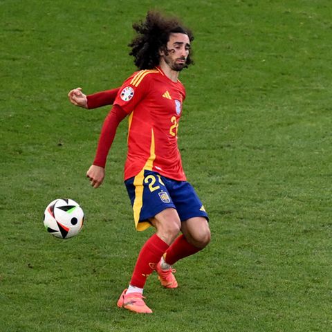 Der Moment kurz nach der Berührung: Marc Cucurella hat den Ball deutlich an die abgespreizte, linke Hand bekommen